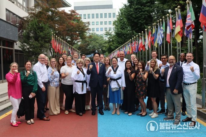 7월 9일(수) 오후 4시 미 텍사스주 방한단이 국기원을 방문했다. 사진은 방한단과 이동섭 국기원장의 단체 기념사진 촬영 모습.