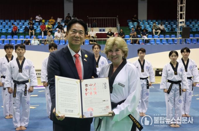이동섭 국기원장(왼쪽)이 제인 넬슨 국무장관(오른쪽)에게 명예 5단증을 수여하고 기념사진을 촬영하고 있는 모습.