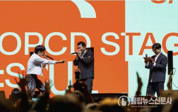 봉구 청년 음악 축제 ‘2024 OPCD STAGE’에서 오언석 도봉구청장(가운데)이 비트박서 ‘윙’(왼쪽)과 함께 비트박스를 선보이고 있다