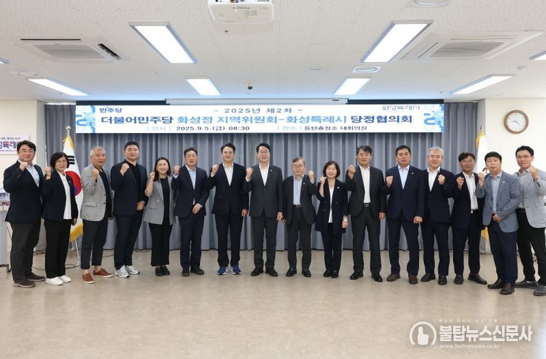 정명근특례시장(중앙)이 전용기 국회의원(좌측, 더불어민주당 화성시 정지역)과 기념촬영을 하고 있다