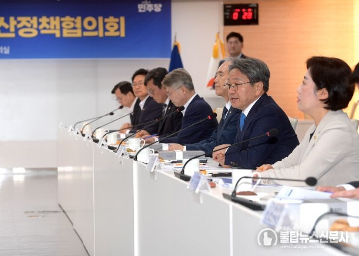 강기정 광주광역시장이 18일 오전 시청 중회의실에서 열린 더불어민주당 예산정책협의회에 참석해 인사말을 하고 있다. /광주광역시 제공