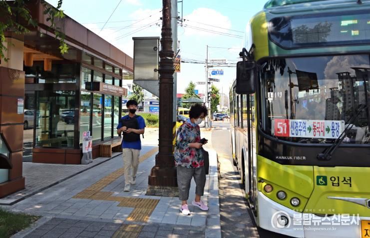경주시가 2025 APEC 정상회의 기간(10월 31일~11월 1일) 교통통제에 따라 보문단지를 경유하는 시내버스 일부 노선을 임시 우회 운행한다.