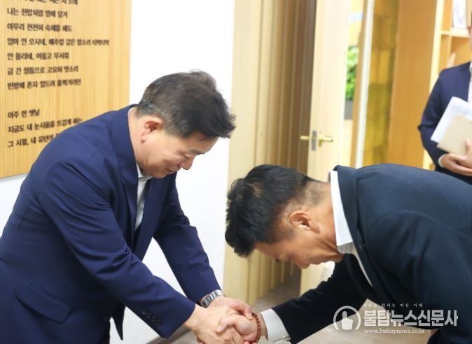 송치영 포스코이앤씨 사장(사진 오른쪽)이 지난 16일 광명시청 시장 집무실에서 박승원 광명시장(사진 왼쪽)을 만나 신안산선 사고에 대해 사과하고 있다.