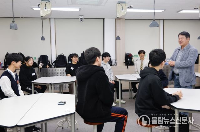 이정선 광주시교육감이 23일 전남대에서 진행한 ‘꿈꾸는 공작소’ 프로그램에 참여한 학생들을 격려하고 있다