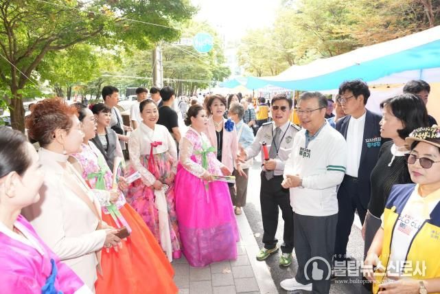 신내2동 봉화산 ‘차없는 거리축제’에 참석한 류경기 중랑구청장과 주민들의 모습