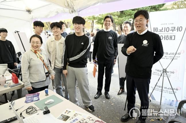 사교육 부담 완화책 '강남인강' 도입… 1만 원에 年 1,500개 강좌 수강