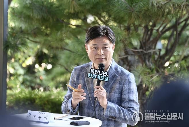 조용익 부천시장이 27일, 고라개공원에서 열린 ‘틈만나면, 현장속으로’ 에서 레미콘 공장 일대 환경오염 최소화를 위해 주민 및 업체 관계자와 의견을 나누고 있다.