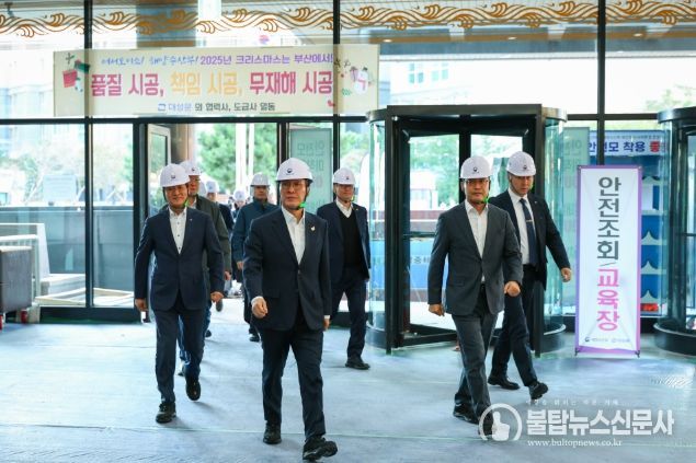 김민석 국무총리가 28일 해양수산부가 이전할 부산 동구 IM빌딩을 방문, 준비상황을 점검하고 있다.