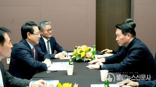 김영록 전라남도지사가 3일 서울 코엑스 오픈미팅룸에서 최태원 SK그룹 회장과 면담을 갖고 ‘오픈AI AI데이터센터’ 등과 관련해 투자협의를 하고 있다.