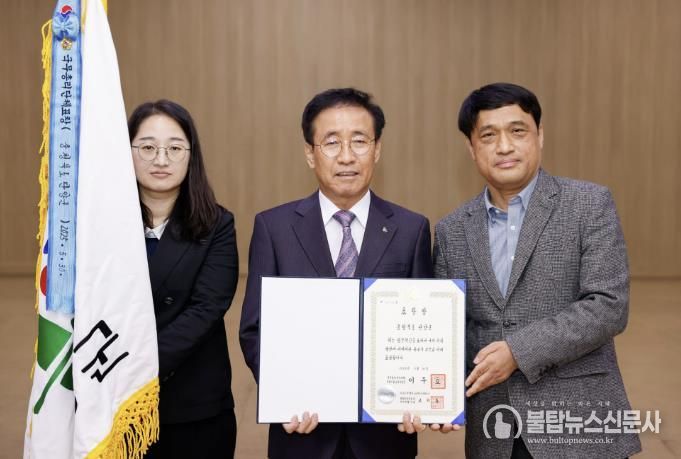 표창장 수여(왼쪽부터 주인순 주무관, 김문근 단양군수, 백승권 기획팀장)