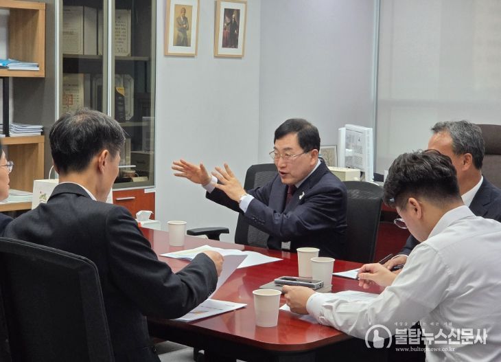 주낙영 경주시장이 4일 국회를 방문해 예결위 한병도 위원장을 비롯한 7명의 의원들을 차례로 만나 내년도 국비 지원을 요청하고 있다