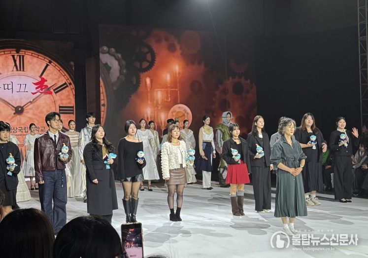 2025 부산패션위크, 부띠끄걸+경상국립대학교 의류학과 패션쇼 피날레(중앙 앞: 부띠끄걸 대표 및 의류학과 강사 한은경/ 뒷줄: 왼쪽부터 학부생 박하연, 박지원, 권영서, 김나현, 이정우, 김령은, 김가연, 노승민, 권영서, 최윤정)