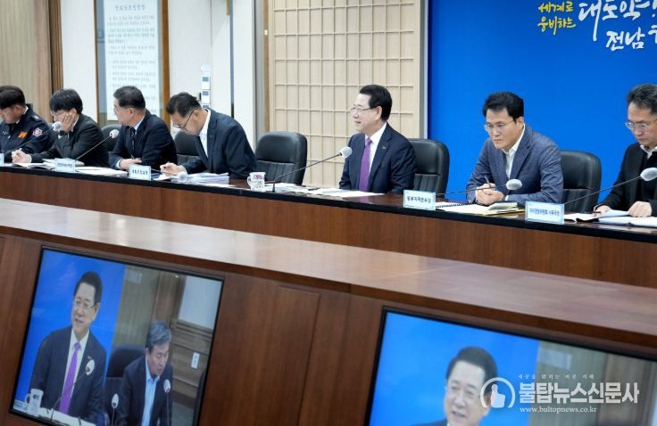 김영록 전라남도지사가 11일 도청 서재필실에서 실국장 정책회의를 주재하고 도정 현안을 논의하고 있다.