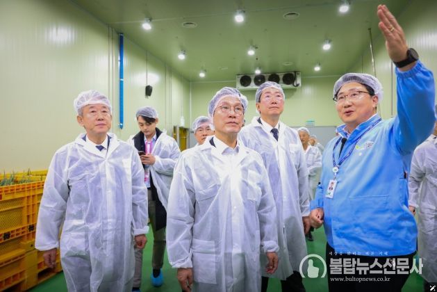 김민석 국무총리가 11일 강원도 원주시 원주푸드종합센터를 방문, 로컬푸드 유통 현장을 점검하고 있다.