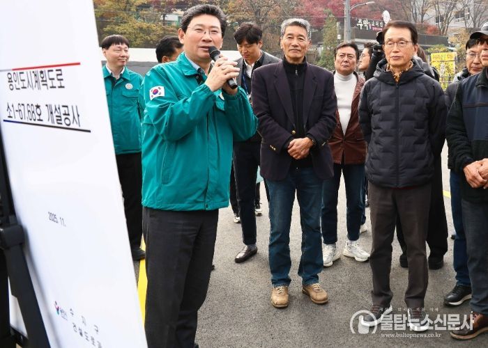 이상일 용인특례시장은 13일 고기동 노인회관과 관음사를 잇는 도시계획도로 소1-64·68호선 개통을 앞두고 현장을 점검했다