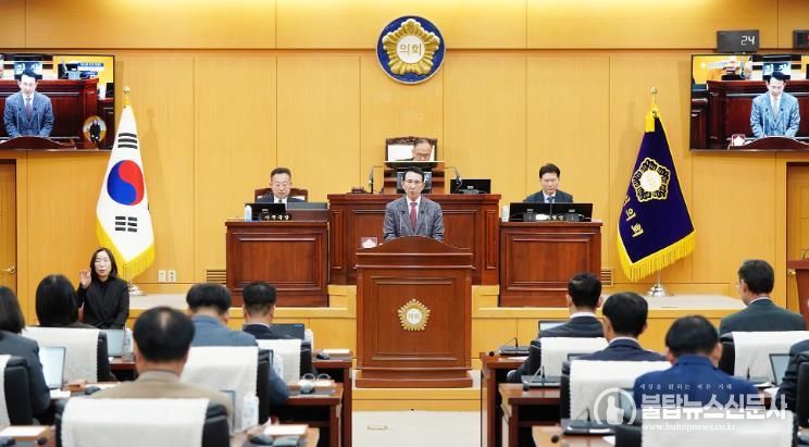 이완섭 서산시장이 25일 서산시의회 제2차 정례회에서 내년도 시정 운영 방향을 설명하는 모습