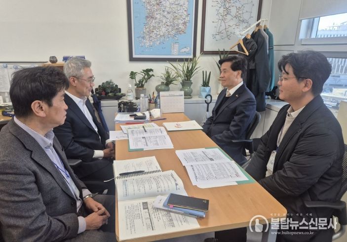 밀양시 관계자들이 8일 기획재정부 총사업비관리과를 방문해 주요 현안 사업을 건의하고 있다.