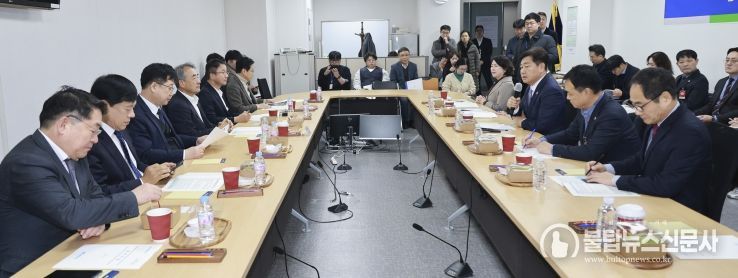 18일 서울 국회 의원회관에서 열린 전북특별자치도·더불어민주당 전북국회의원 정책간담회에 김관영 도지사와 윤준병 도당위원장을 비롯한 전북 국회의원들이 정책간담회를 갖고 있다