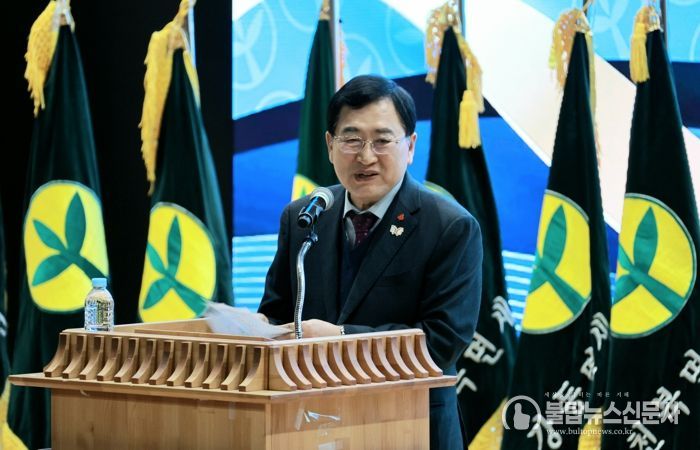 주낙영 경주시장이 19일 화랑마을 기파랑관에서 열린 2025 경주시 새마을지도자대회에서 격려사를 하고 있다