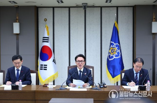 김민석 국무총리가 24일 세종 다솜로 정부세종청사에서 자살 예방 관계 장관회의를 주재하고 있다.(국무조정실)