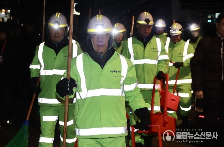 김민석 국무총리가 26일 관악구 신림로 일원에서 환경공무관들과 가로 청소 및 청소를 마친 뒤엔 간담회를 하고 있다.