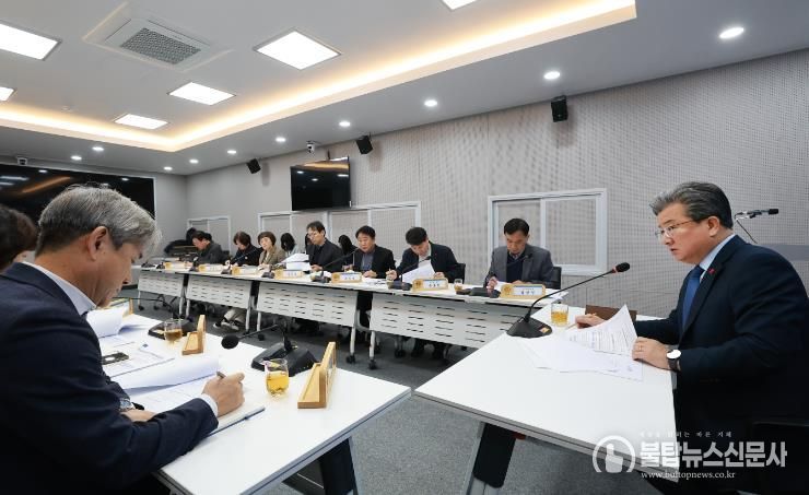 정용래 유성구청장이 30일 오전 2025년 마지막 주간간부회의를 주재하고 있다.