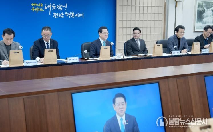 실국장 정책회의 사진-김영록 전라남도지사가 30일 도청 서재필실에서 실국장 정책회의를 주재하고 도정 현안에 대해 논의하고 있다.