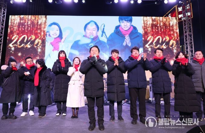 31일 밤 10시부터 1월 1일 0시 30분까지 신촌 연세로 스타광장에서 열린 ‘2026 신촌 카운트다운 콘서트’에서 이성헌 서대문구청장이 참여 시민들에게 새해 인사를 하고 있다.