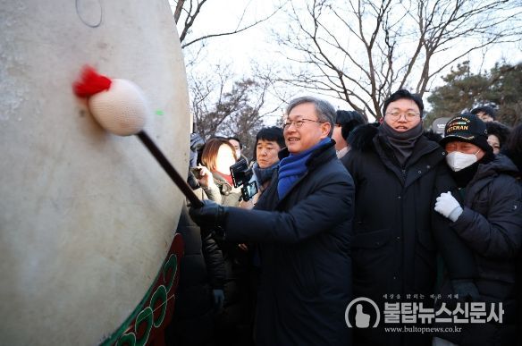 장인홍 구로구청장(가운데)의 대북타고. 장인홍 구청장이 대북을 울리며 새해 출발을 알리고 있다.