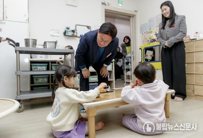 박강수 마포구청장이 제설창고를 찾아 제설 장비를 점검하며 겨울철 안전 대응 준비 상황을 확인하고 있다.