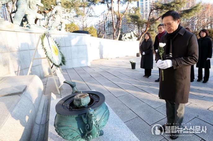 임태희 교육감 현충탑 참배 현장 사진