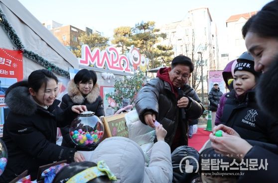 “아빠, 엄마와 행복하게” 아이들 소원 담긴 새해맞이 엄빠랑 아이스링크