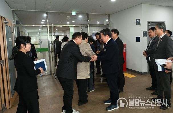 병오년 시무식 직원 악수