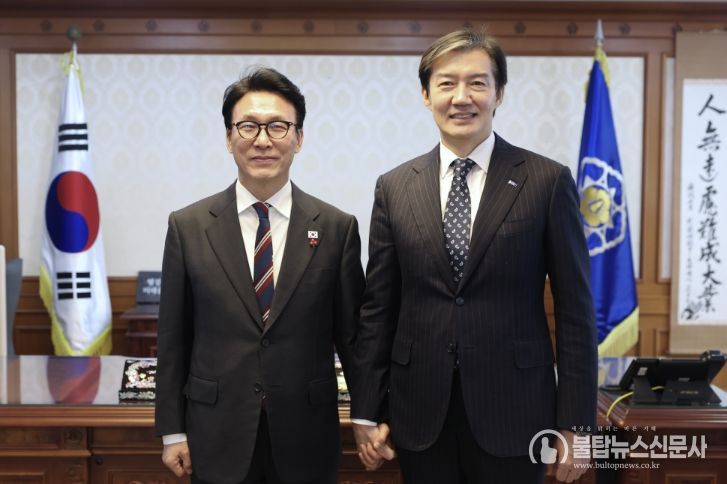 김민석 국무총리가 5일 세종대로 정부서울청사에서 조국, 조국혁신당 대표와 면담을 하고 있다.