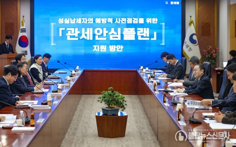 이명구 관세청장(오른쪽에서 세번째)이 9일 서울세관에서 '관세안심플랜' 기업 간담회를 주재하고 있다.