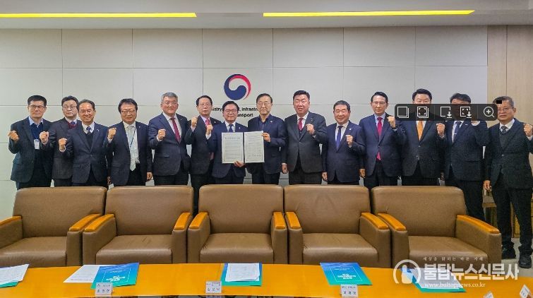 충남,충북,경북 등 13개 시장군수 협력체 중부권 동서횡단철도 국가계획 반영 촉구 단체기념사진