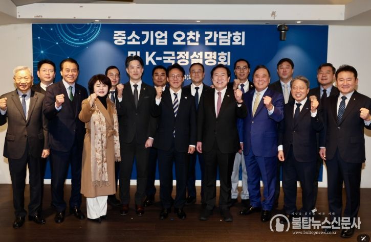 김민석 국무총리가 3일 중구 달개비에서 중소기업인들 대상으로 열린 K-국정설명회에서 강연을 하고 있다.