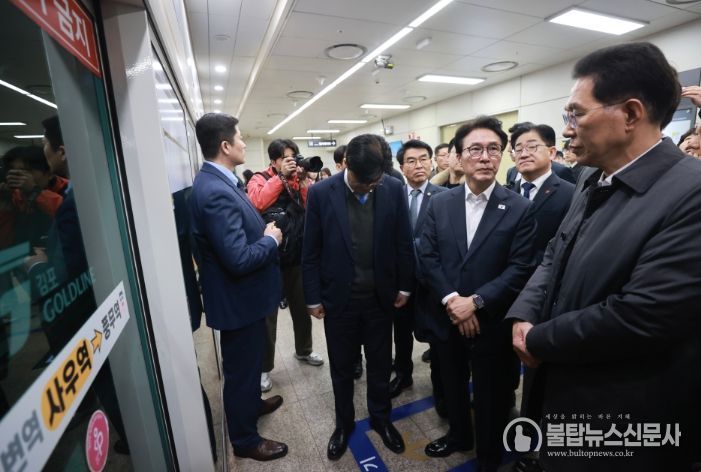 김민석 국무총리가 27일 경기도 김포시 사우역에서 김포 골드라인 열차를 타고 승객 과밀 상황을 점검하고 있다.